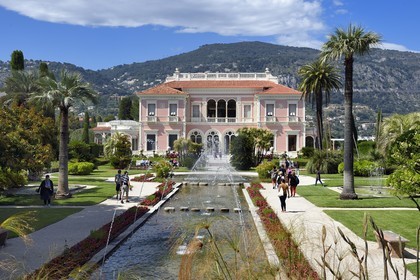 France, Alpes Maritimes (06), Saint-Jean-Cap-Ferrat, villa et jardins Ephrussi de Rothschild, jardin à la française et grand bassin avec jeux d'eau