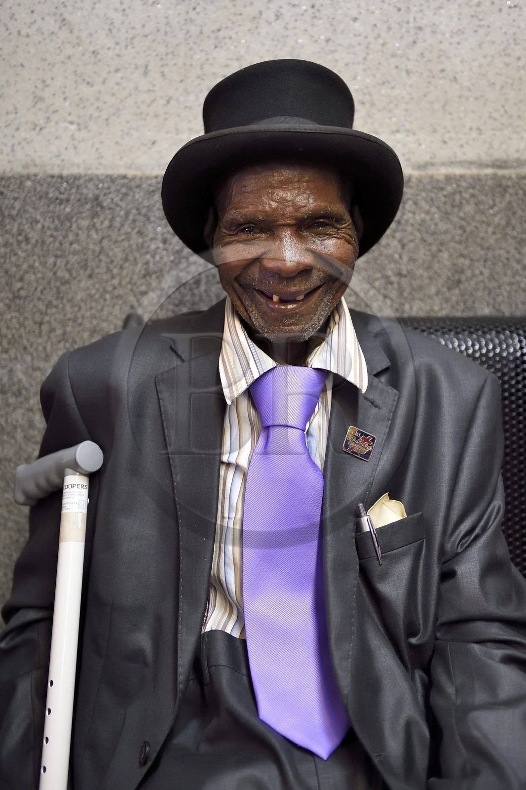 Zimbabwe, province de Matabeleland septentrional, Victoria Falls, Monsieur Sweet Lemon (94 ans) de Mutare dans son plus beau costume et portant un chapeau haut-de-forme