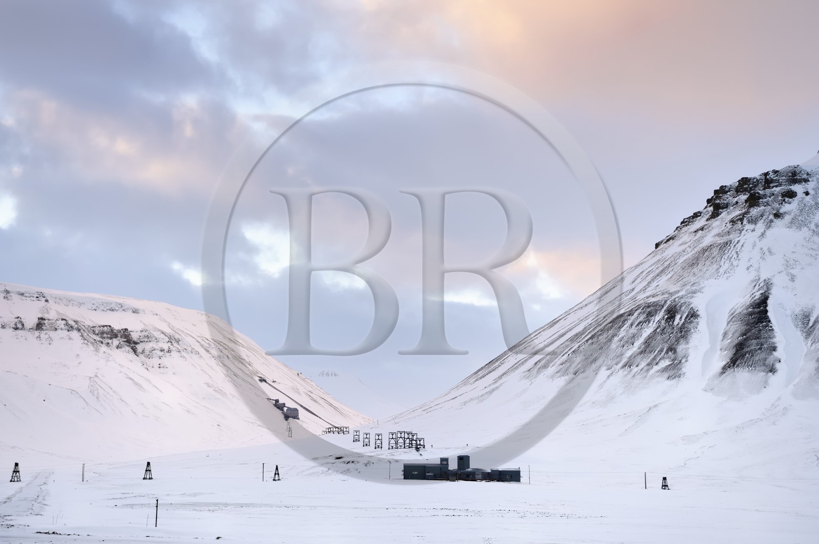 Norvège, Svalbard, Spitzberg, vallée de Adventdalen vers Longyearbyen, mines de charbon abandonnées
