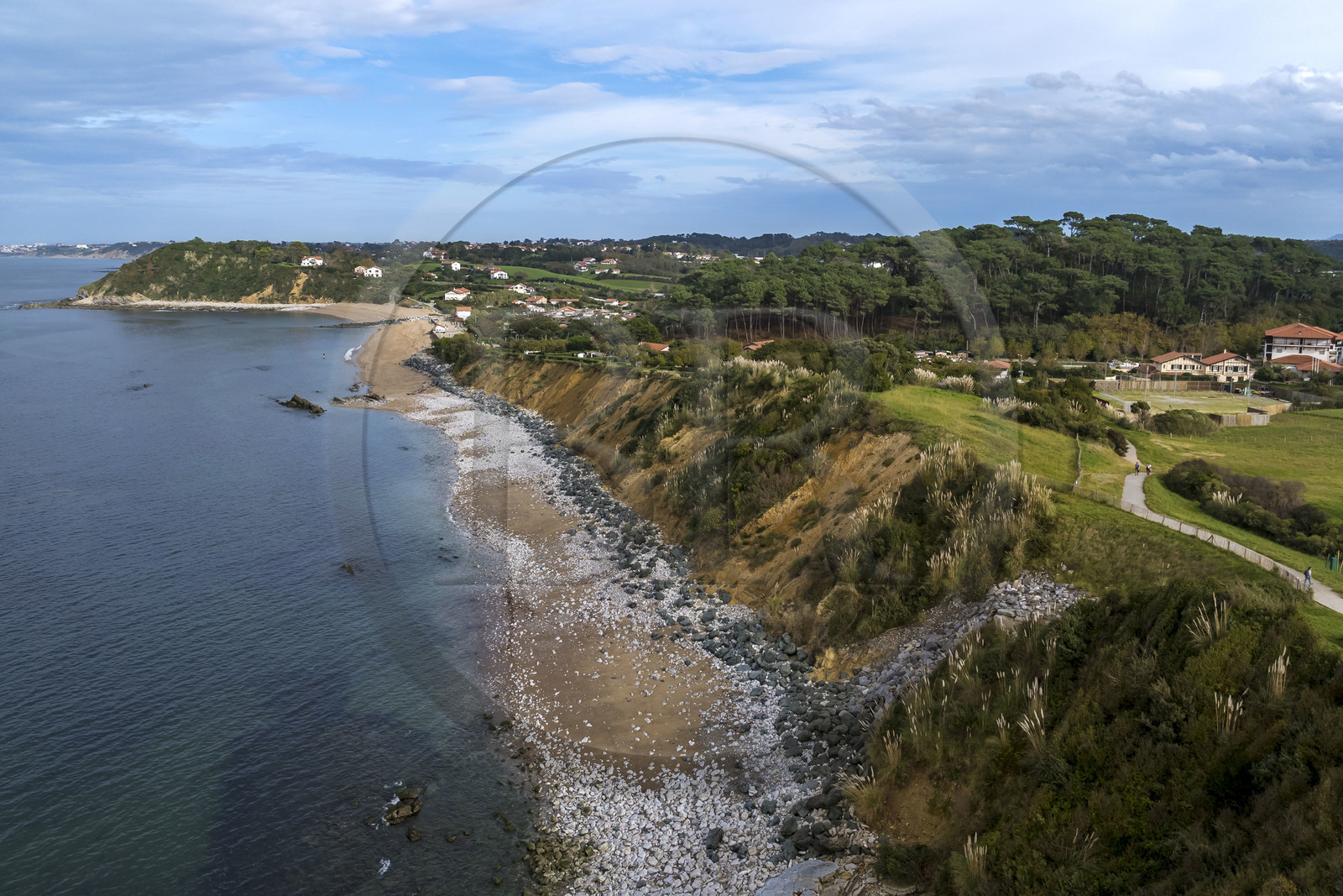 France, Pyrénées-Atlantiques (64), la côte du Pays-Basque, Saint-Jean-de-Luz, sentier du littoral sur le GR 8 et la plage d'Erromardie en arrière plan (vue aérienne)