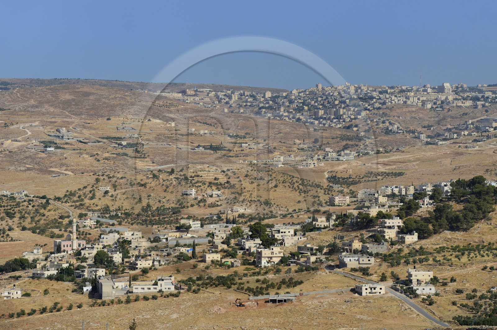Israel, Cisjordanie, region de Bethléem, village de Ilat Ali au pied de l'Hérodion et Bethléem en arrière plan