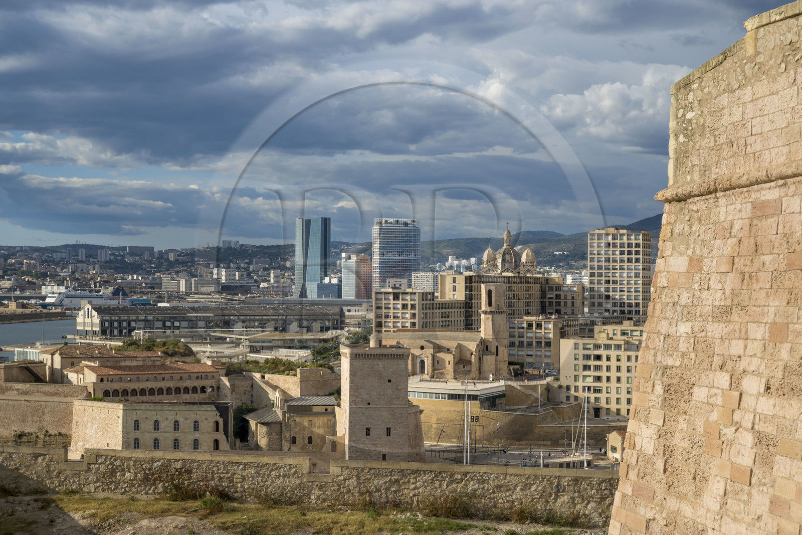 France, Bouches-du-Rhône (13), Marseille, le Fort Saint Jean à l'entrée du Vieux Port vu depuis la Citadelle de Marseille (Fort Saint-Nicolas, le haut fort appelé fort d’Entrecasteaux), la tour CMA CGM et tour La Marseillaise en arrière plan