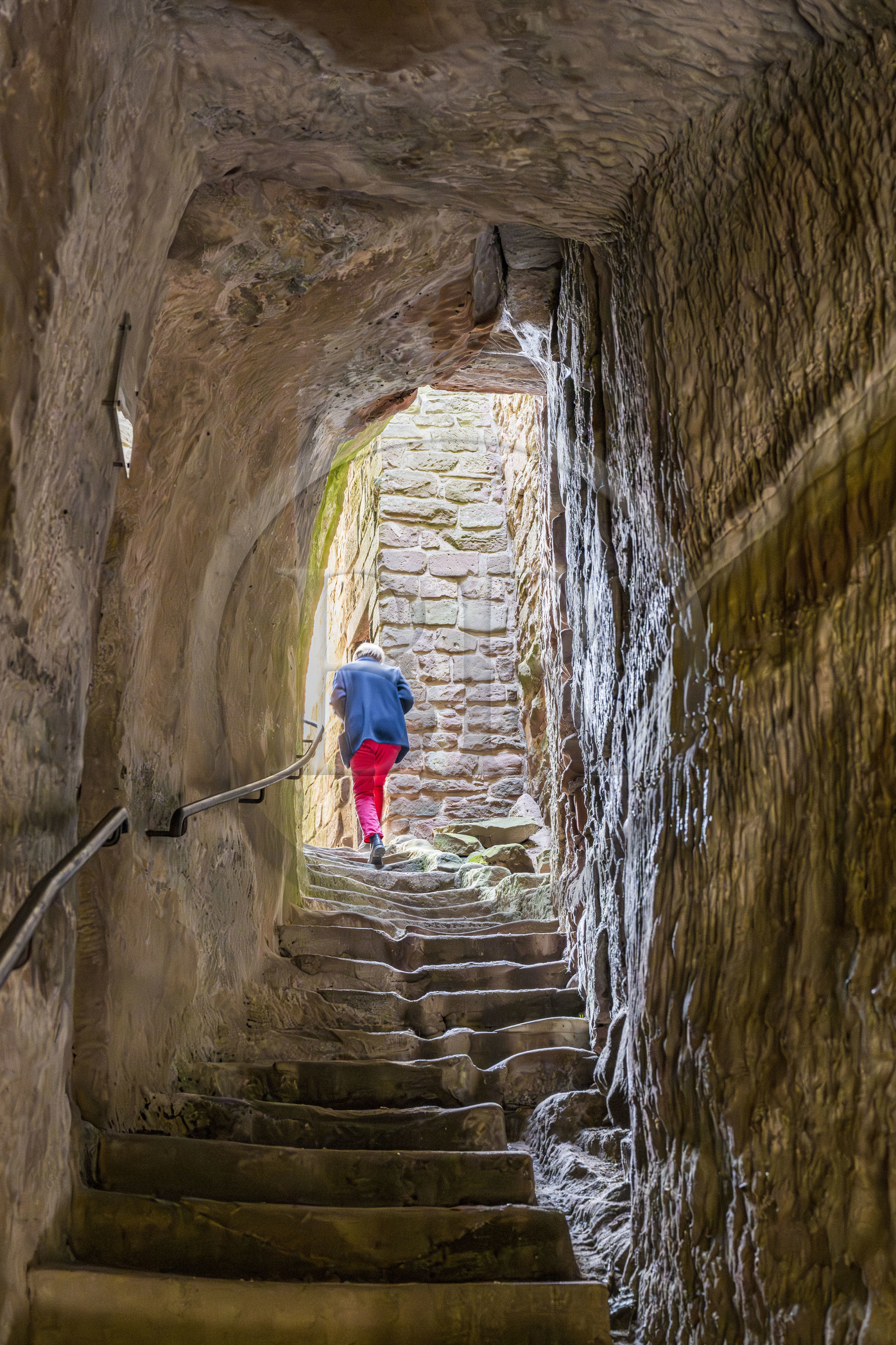 France, Bas-Rhin (67), Parc naturel régional des Vosges du Nord, Lembach, chateau de Fleckenstein, escalier troglodyte