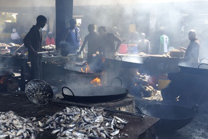 Tanzanie, Dar es-Salaam, marché aux poissons de Kivukoni, on fait frire les poissons dans des vasques métalliques abondamment remplies d'huile avant de le revendre à travers la ville