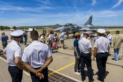 France, Bouches-du-Rhône (13), Salon-de-Provence, base aerienne 701, base de la Patrouille de France (PAF pour Patrouille acrobatique de France) de l'Armée de l'air et de l'espace française, démonstrations aériennes en présence des familles des élèves officiers pour la cérémonie d’échange des Gardes, un avion un Mirage 2000-5 présenté sur le tarmac