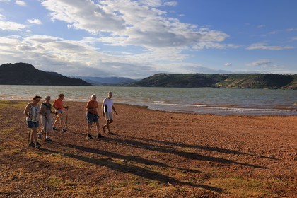 France, Hérault (34), terre rouge des bords du lac de Salagou