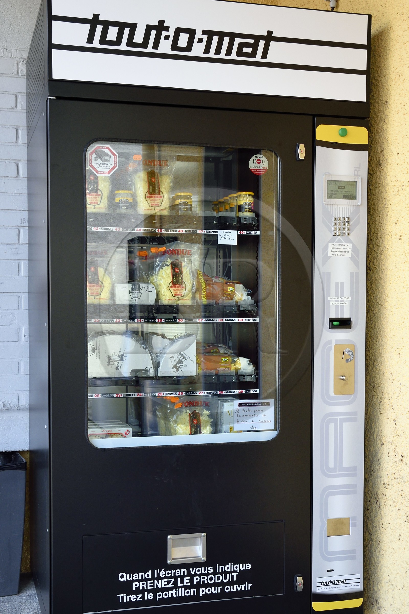 Suisse, Canton de Vaud, Aigle, automate à fondue qui est un distributeur en libre-service à fromages et fondues