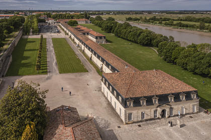 France, Charente-Maritime (17), Rochefort, Centre International de la mer dans l'ancien Arsenal maritime de Rochefort, la Corderie Royale conçue par Colbert en 1666 et la Charente en arrière plan (vue aérienne)