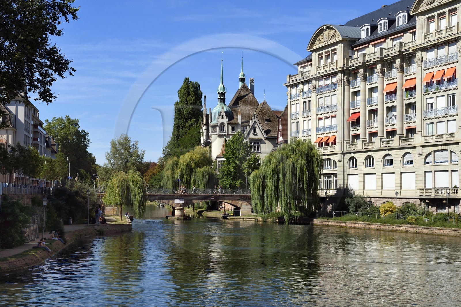 France, Bas-Rhin (67), Strasbourg, Quartier de la Neustadt datant de la période allemande classé au Patrimoine Mondial de l'UNESCO, le lycée des Pontonniers au centre et l'immeuble ESCA à droite