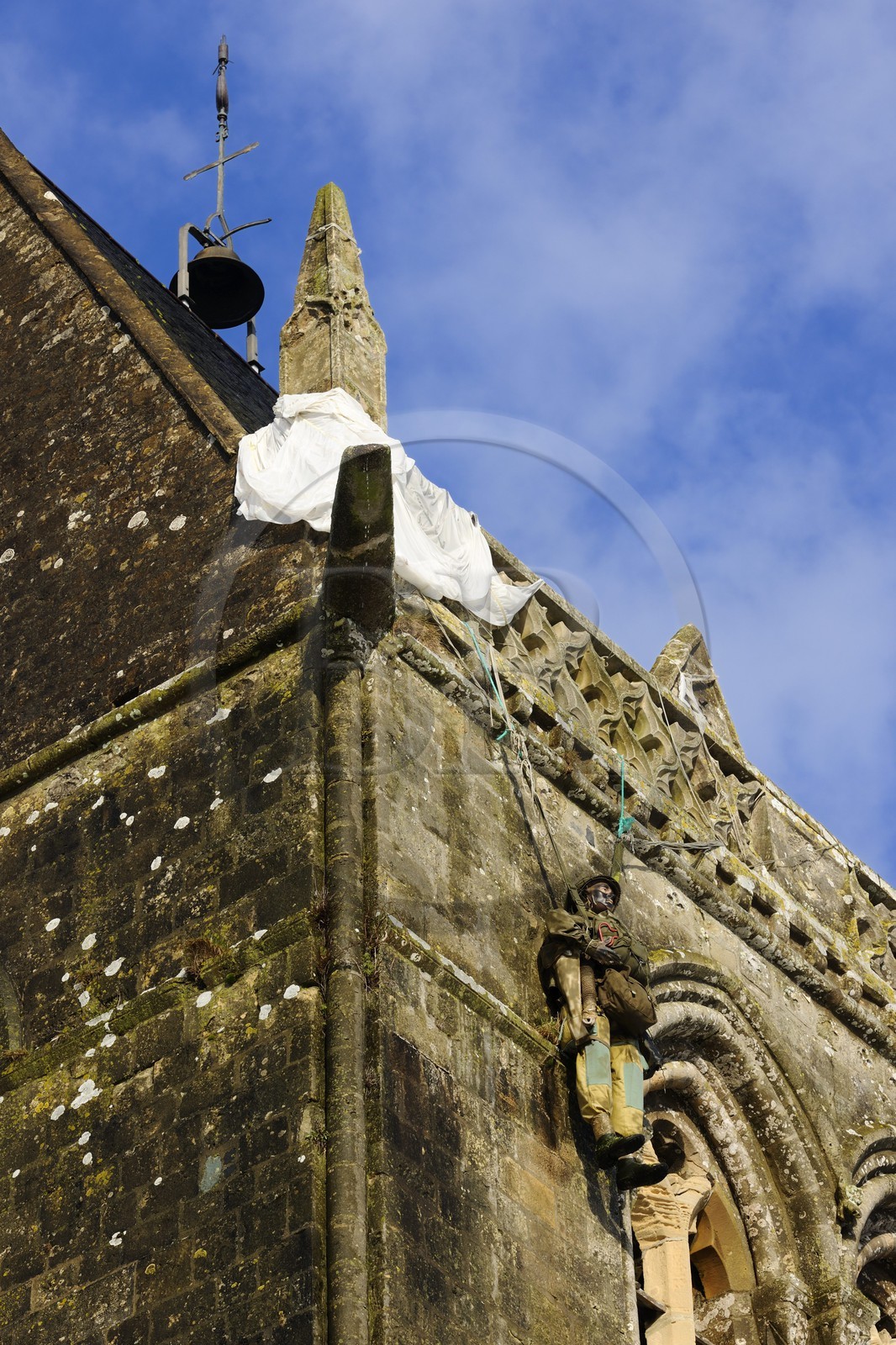 France, Manche (50), Cotentin, mannequin d'un parachutiste accroché au clocher de l'église de Sainte-Mère-Eglise