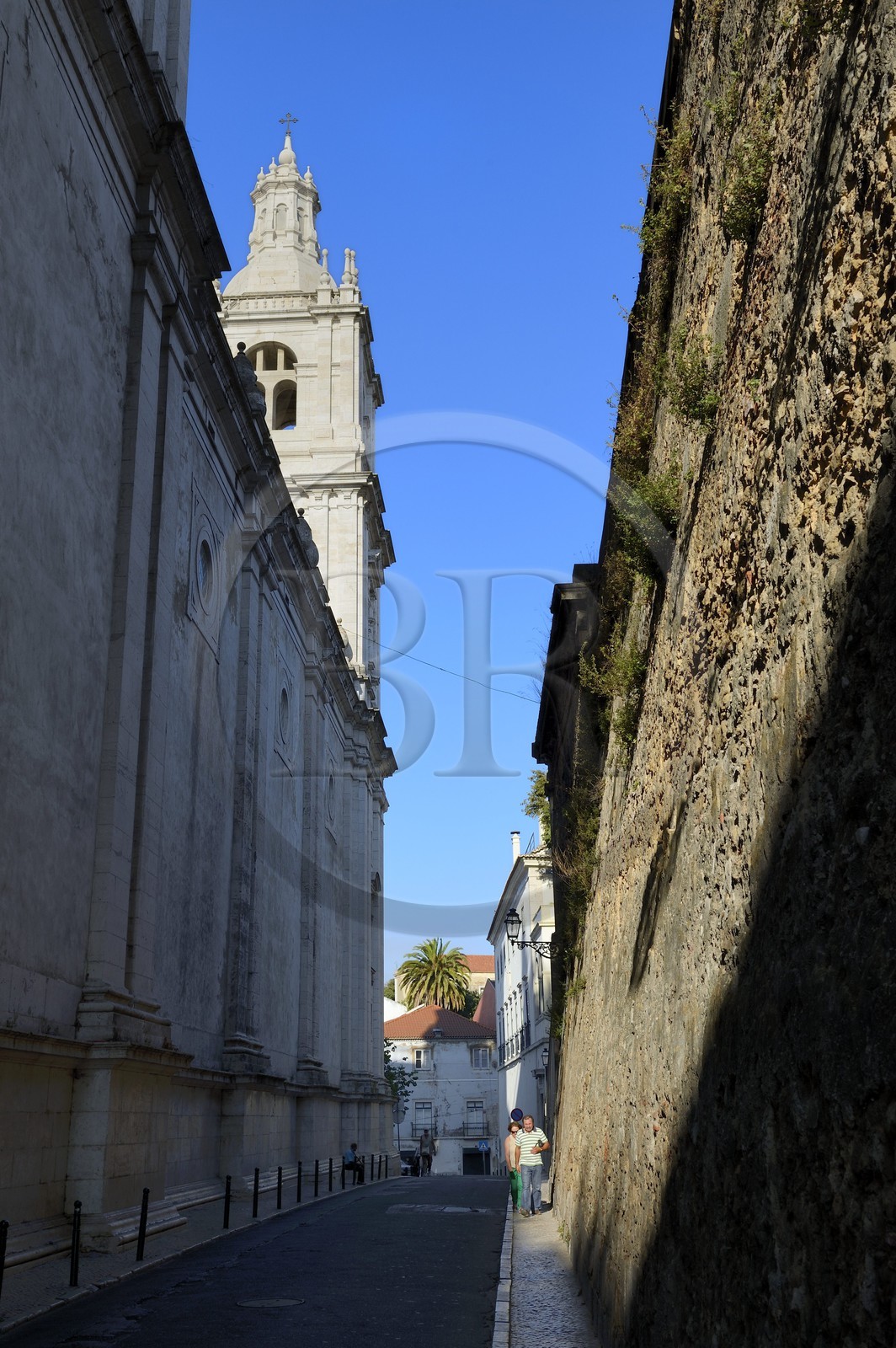 Portugal, Lisbonne, quartier de l'Alfama, la rue Arco Grande de Cima qui longe le monastère Sao Vicente de Fora