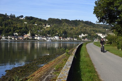 France, Seine-Maritime (76), le village de La Bouille dans les boucles de la Seine normande, cycliste sur la veloroute du coté de Sahurs