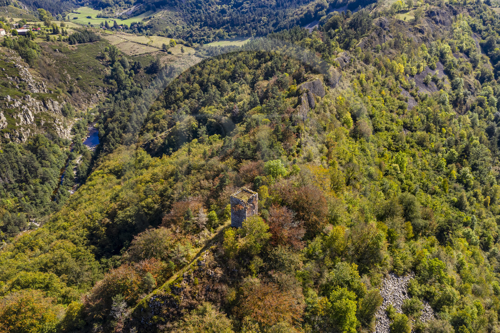 France, Haute-Loire (43), vallée de la Loire, Lafarre, la Tour de Mariac du XIe siècle ruines du chateau de Lafarre sur une butte volcanique surplombant les gorges de la Loire à gauche et de son affluent La Langougniole à droite (vue aérienne)