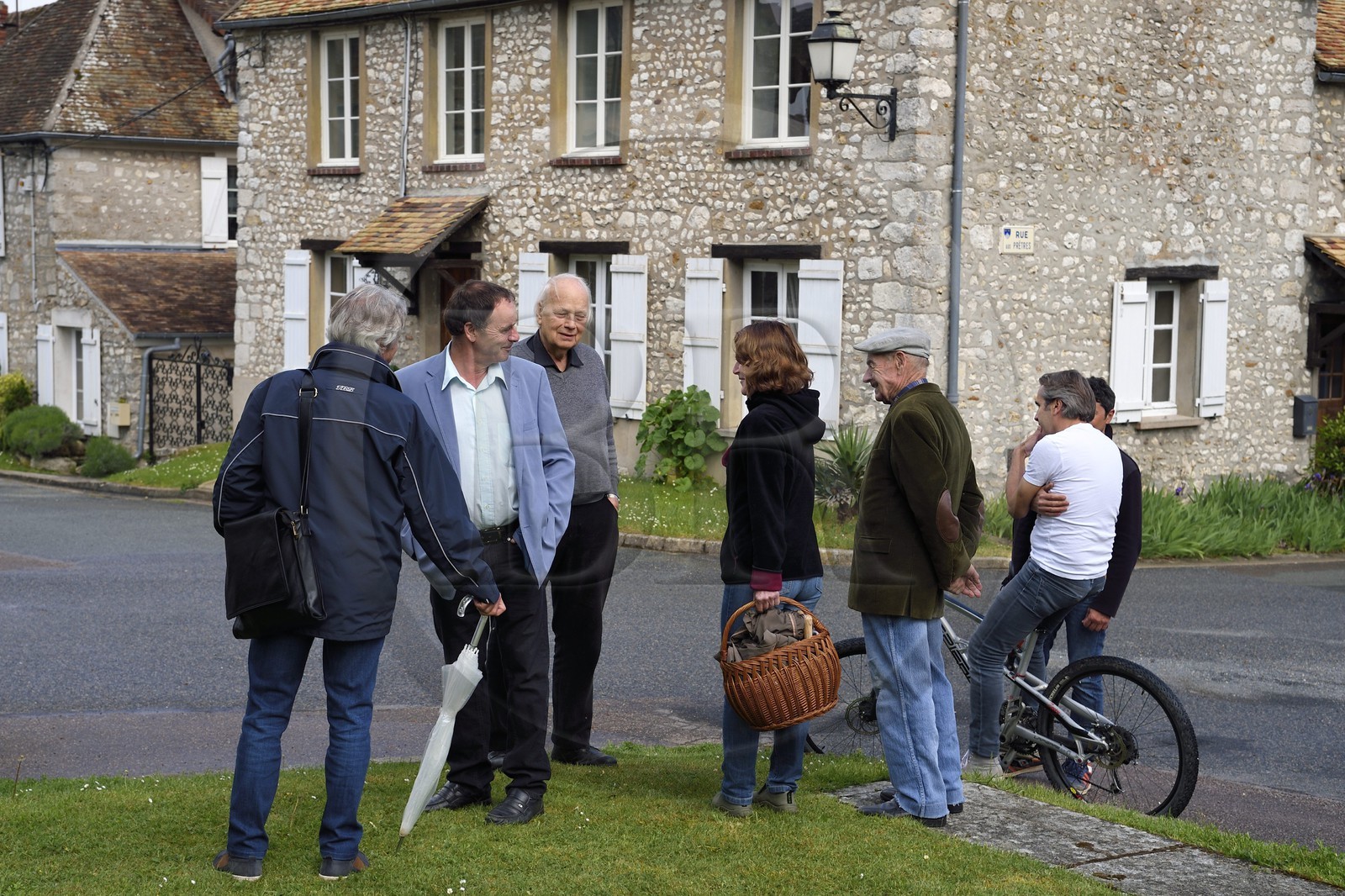 France, Yvelines (78), Montchauvet, monsieur le Maire Georges Duval (en veste bleue) avec ses administrés sur la place de l'église