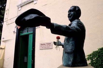 France, Aude (11), Narbonne, statue de Charles Trenet devant sa maison natale
