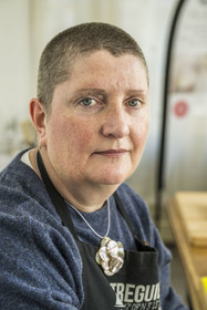 France, Côtes-d'Armor (22), Tréguier, Delphine Le Poupon artisan d'Art nacrier dans l'atelier de création Ys Paris