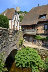 France, Haut-Rhin (68), Kaysersberg, le pont fortifié (1514) et le donjon du chateau impérial en arrière plan