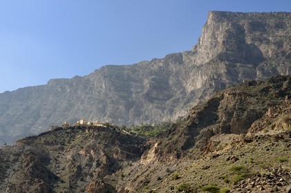Sultanat d'Oman, Gouvernorat d'Al-Batina du Sud, Hajar occidental, Wadi Mistall, village de Wakan (Wukan) et le sommet du Qarn Wukan (2501m) en arrière plan