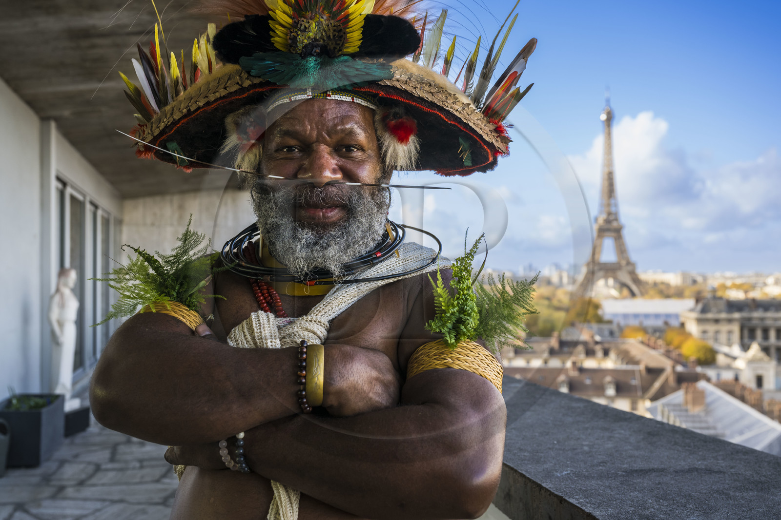 France, Paris (75), siège de l'UNESCO, le chef Papou Mundiya Kepanga et la Tour Eiffel en arrière-plan