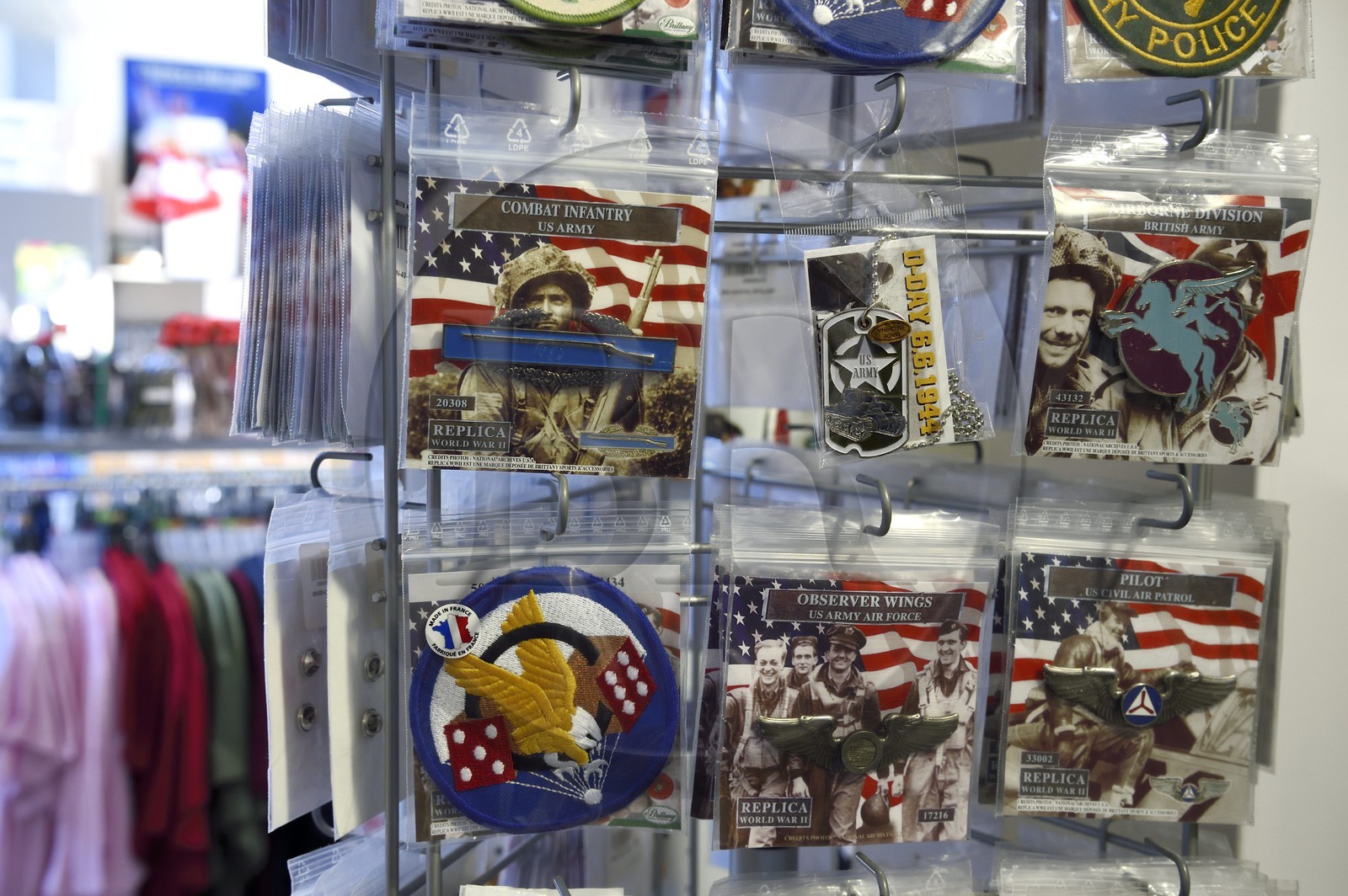 France, Calvados (14), Colleville-sur-Mer, Overlord-Museum, Normandy 44, répliques d'insignes militaires en vente