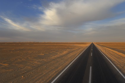 Egypte, désert libyque, route du désert