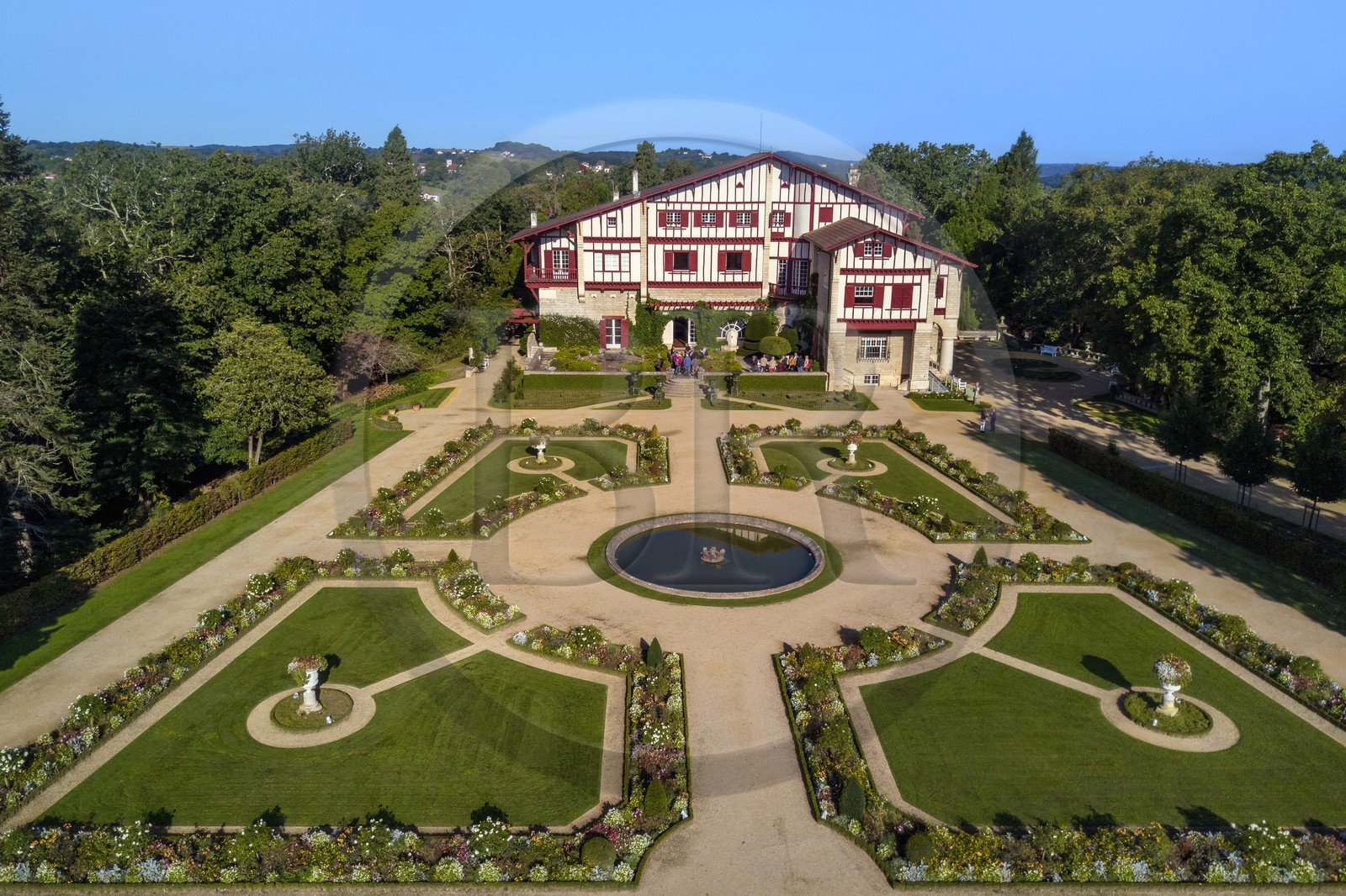 France, Pyrénées-Atlantiques (64), Pays-Basque, Cambo-les-Bains, la Villa Arnaga et  son jardin à la française, musée et maison d'Edmond Rostand de style néo-basque (vue aérienne)