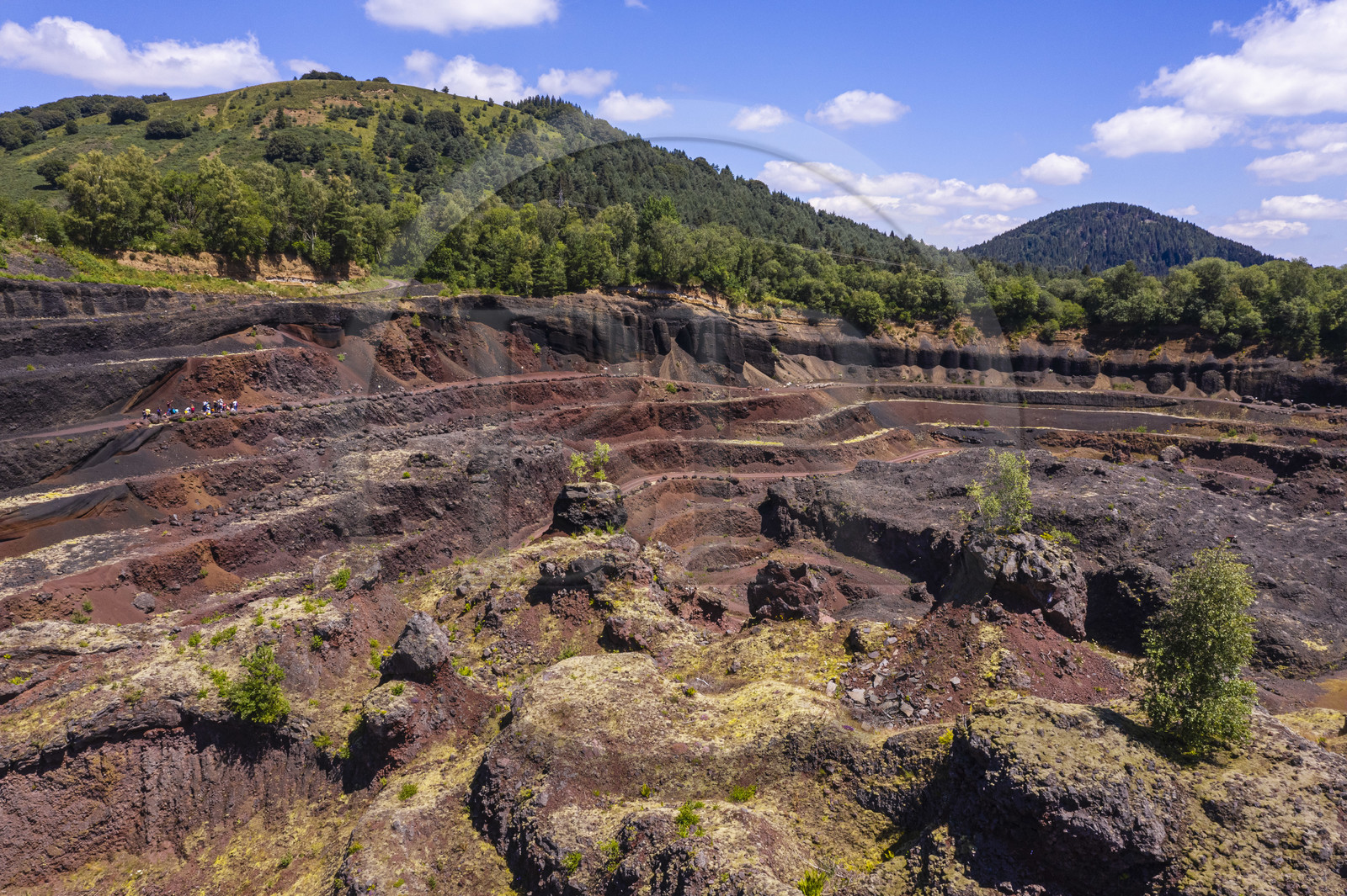 France, Puy-de-Dôme (63), Parc Naturel Régional des Volcans d'Auvergne, Chaine des Puys classée Patrimoine Mondial de l'UNESCO, Saint-Ours-les-Roches, volcan Lemptégy, ancienne carrière de pouzzolane devenue site pédagogique ouvert au public, le Puy Chopine à gauche et le Puy Chaumont à droite en arrière plan (vue aérienne)