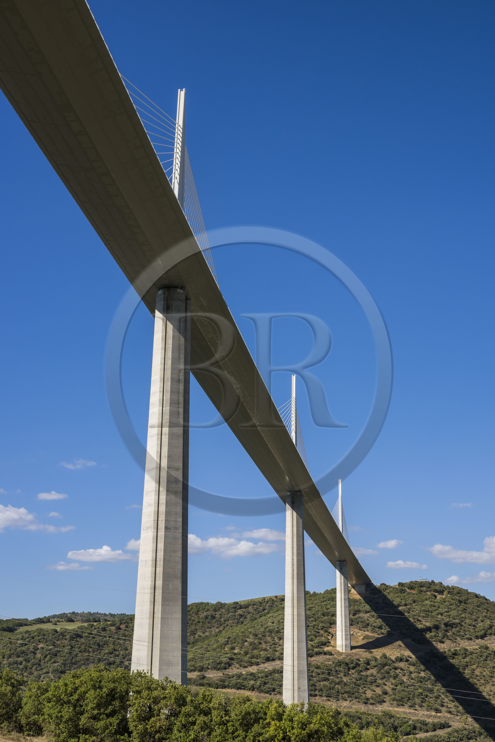 France, Aveyron (12), parc naturel régional des Grands Causses, Millau, le viaduc de Millau des architectes Michel Virlogeux et Norman Foster, entre le Causse du Larzac et le Causse de Sauveterre au dessus du Tarn
