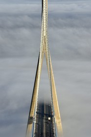 France, entre Calvados (14) et Seine-Maritime (76), le Pont de Normandie qui émerge des brumes matinales de l'automne et enjambe la Seine, vue depuis le sommet du pylone sud