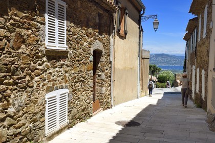 France, Var (83), golfe de Saint-Tropez, Gassin, labellisé Les Plus Beaux Villages de France, rue Longue