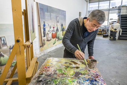 France, l'artiste peintre de Xiao Fan Ru dans son atelier aux Lilas près de Paris