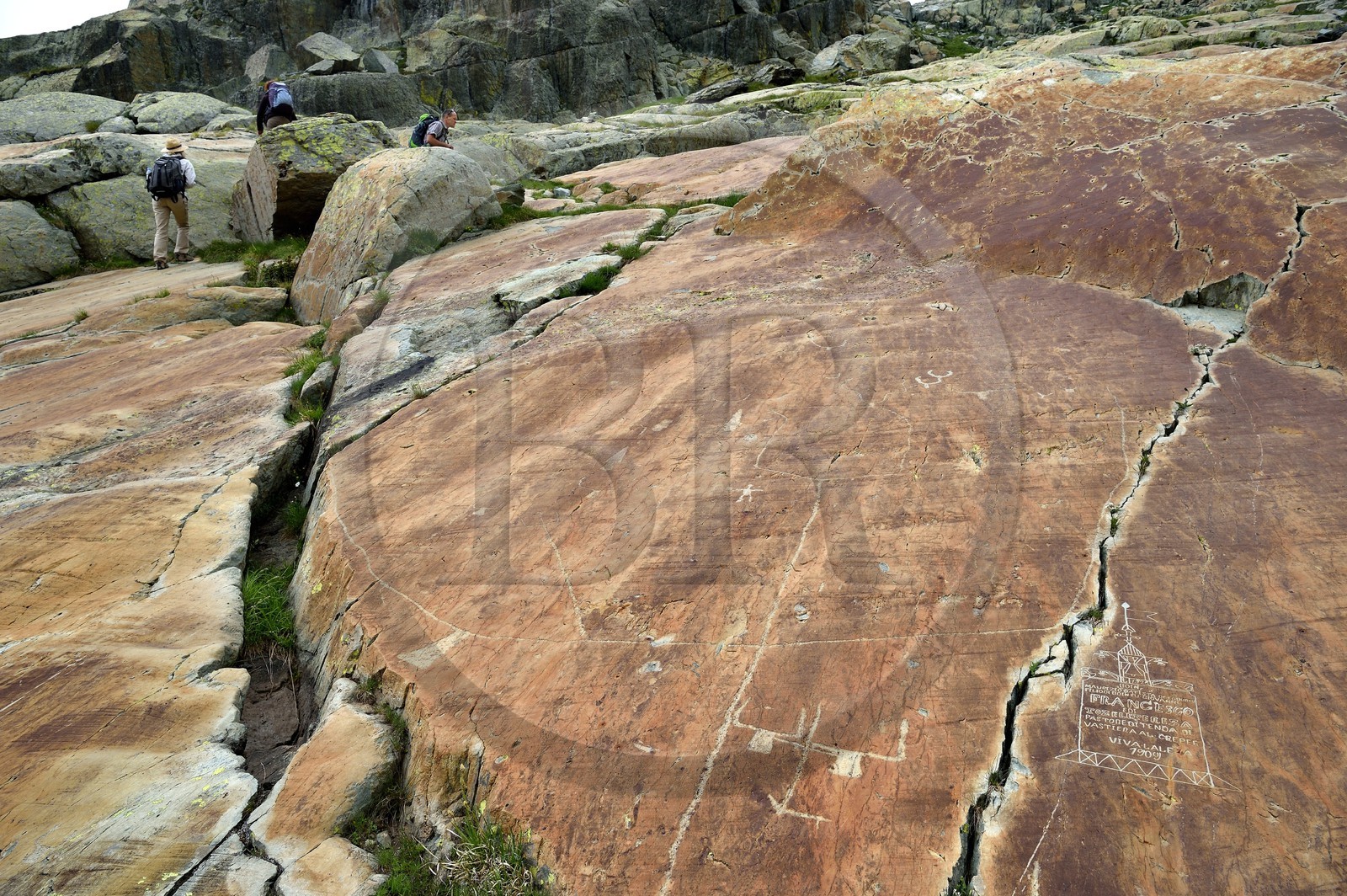 France, Alpes-Maritimes (06), parc national du Mercantour, Vallée des Merveilles parsemée de milliers de gravures rupestres de l'Age de bronze, dalles de schiste jaune des chiappes, la plus grande figure corniforme de la vallée et une autre figure corniforme représentant probablement un attelage de bœufs et son araire