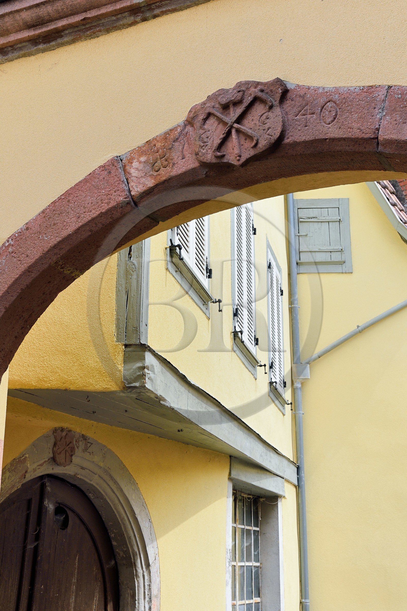 France, Haut-Rhin (68), Route des vins d'Alsace, Ribeauvillé, emblème des tonneliers gravé sur le fronton d'une cour