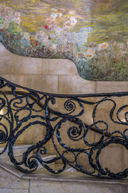 Espagne, Catalogne, Barcelone, quartier de l'Eixample, Passeig de Gracia, Pedrera ou Casa Mila (1905-1910) de l'architecte du modernisme catalan Antoni Gaudi, site classé au Patrimoine Mondial de l'UNESCO, escalier principal