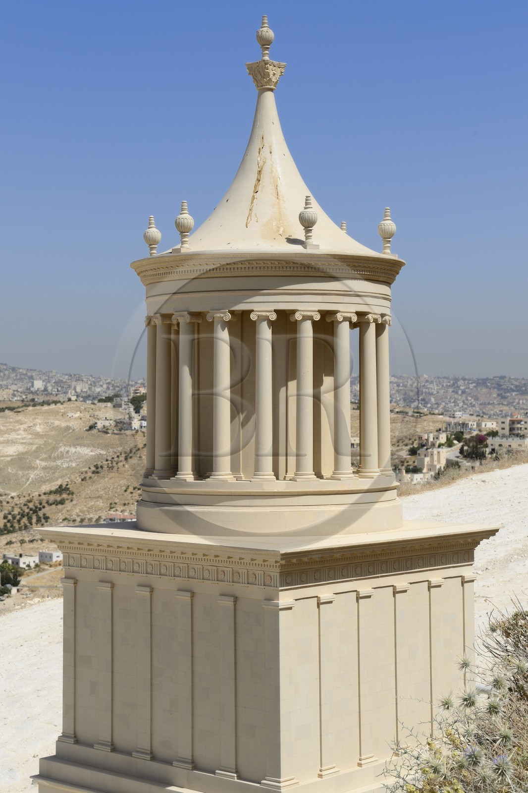 Israel, Cisjordanie, l'Hérodion, colline artificiellement exhaussée qui abrite les ruines d'un palais fortifié construit par le roi Hérode Ier le Grand (site classé Parc National), reconstitution supposée du mausolé royal in situ