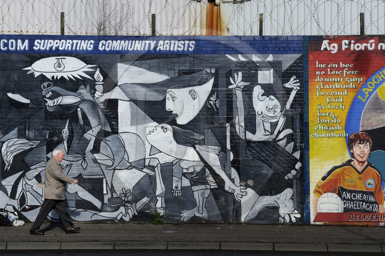 Royaume-Uni, Irlande du Nord, Belfast Ouest, le quartier catholique de Falls, International ou Solidarity Wall, peintures murales sur Falls Road, reprise du Guernica de Picasso par un catholique et un protestant dans un travail à quatre mains