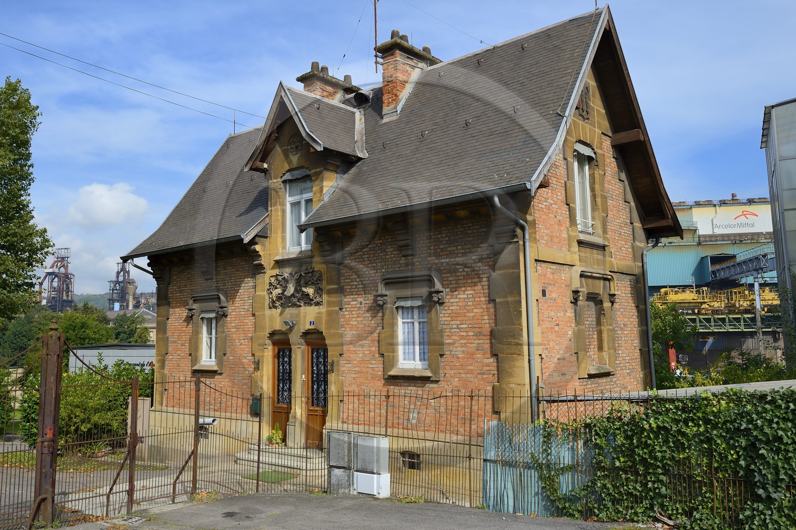 France, Moselle (57), Vallée de la Fensch, Hayange, usine sidérurgique, les derniers Hauts-fourneaux (dit de Florange) du groupe ArcelorMittal, ancien maison du gardien du chateau des Wendel