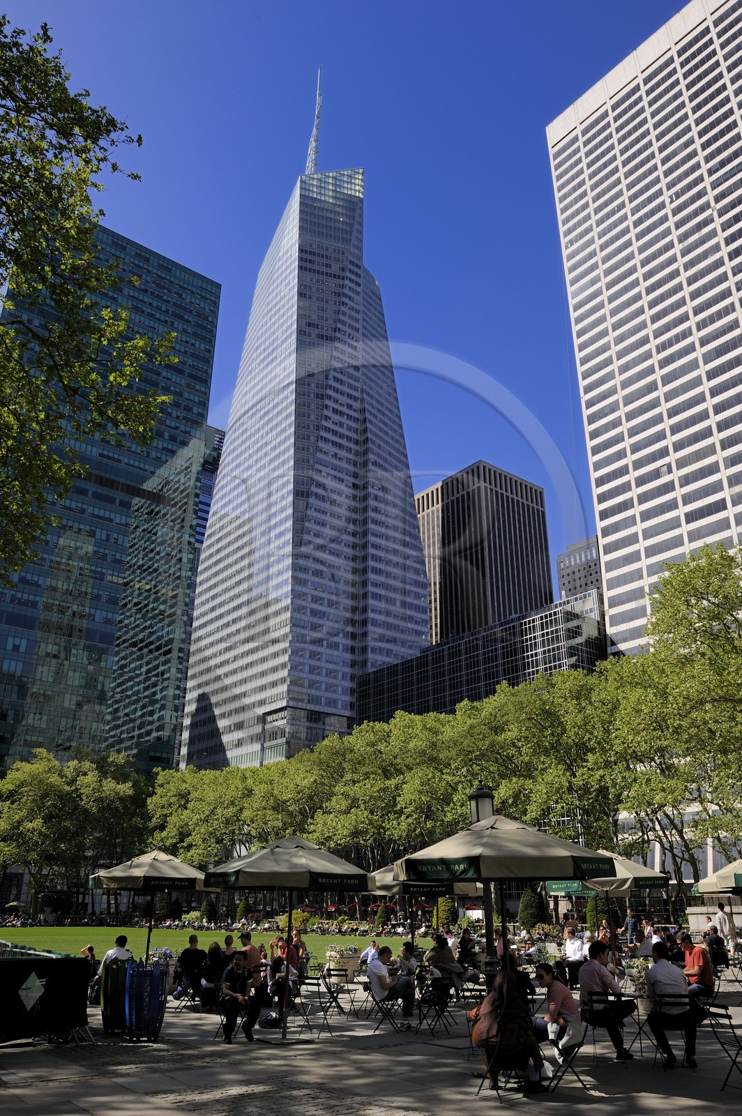 Etats-Unis, New York, Manhattan, Midtown, Bank of America Tower (2009) sur la 42nd Street et 6th Avenue depuis Bryant Park