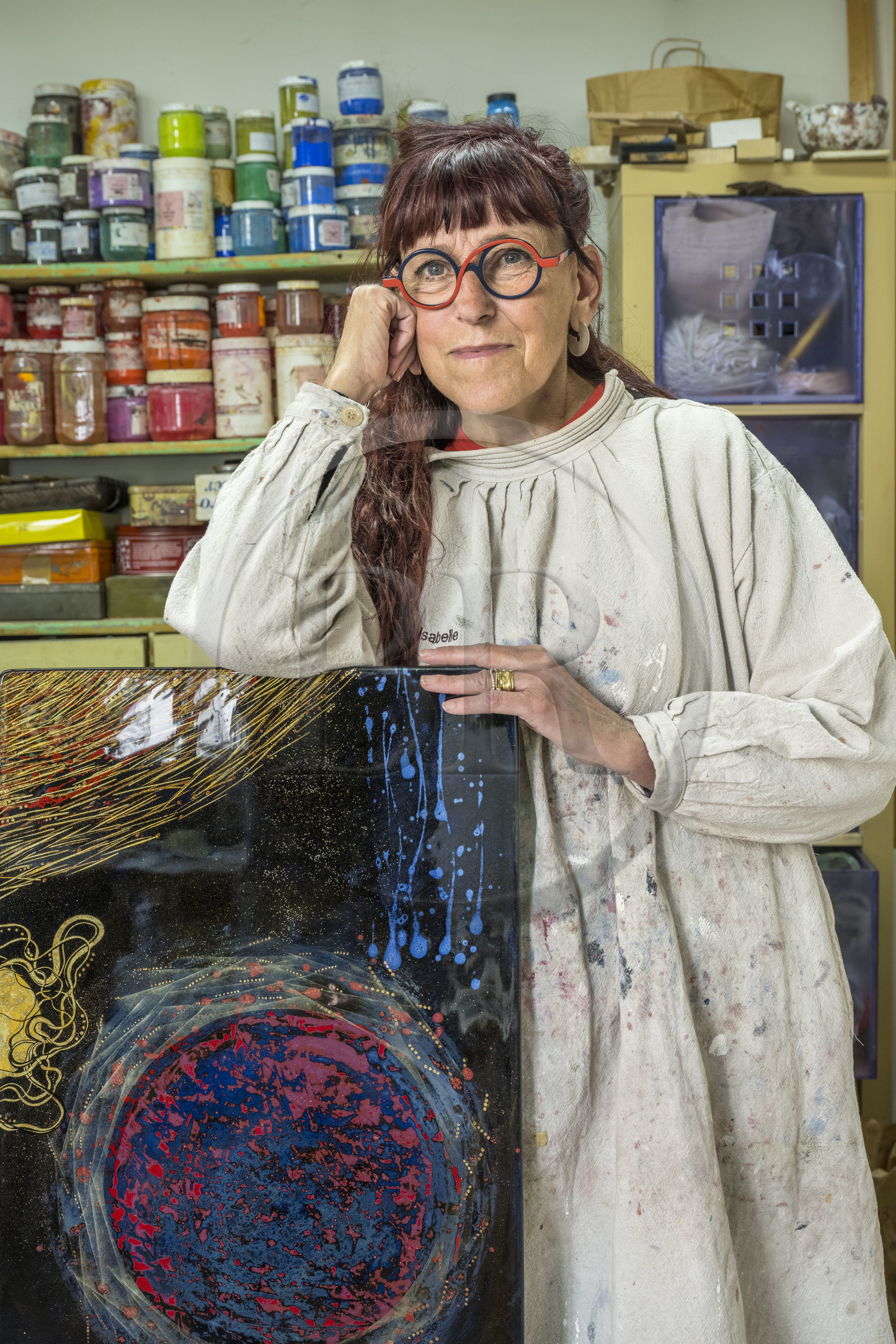 France, Hauts-de-Seine (92), Colombes, l'artiste et laqueur Isabelle Emmerique dans son atelier