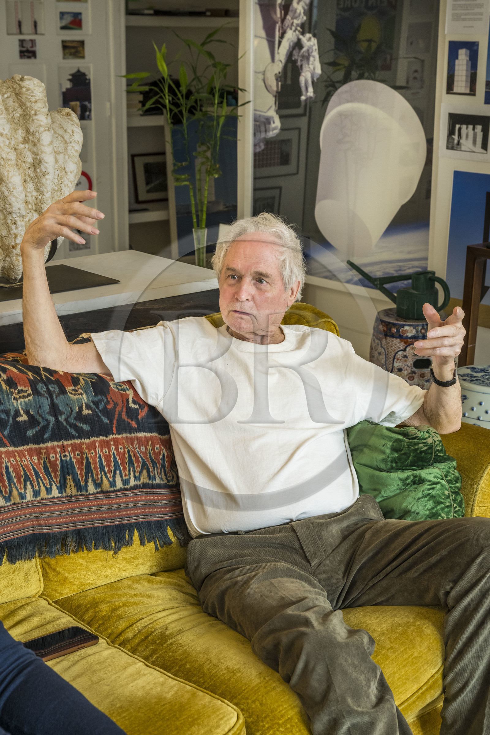France, Paris (75), l'artiste plasticien Jean-Pierre Raynaud dans son appartement atelier