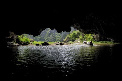 Vietnam, province de Ninh Binh, région surnommée la baie d'Halong terrestre, excursion en barque à Tam Coc entouré de paysages karstiques, passage d'une des trois grottes naturelles crées par la rivière
