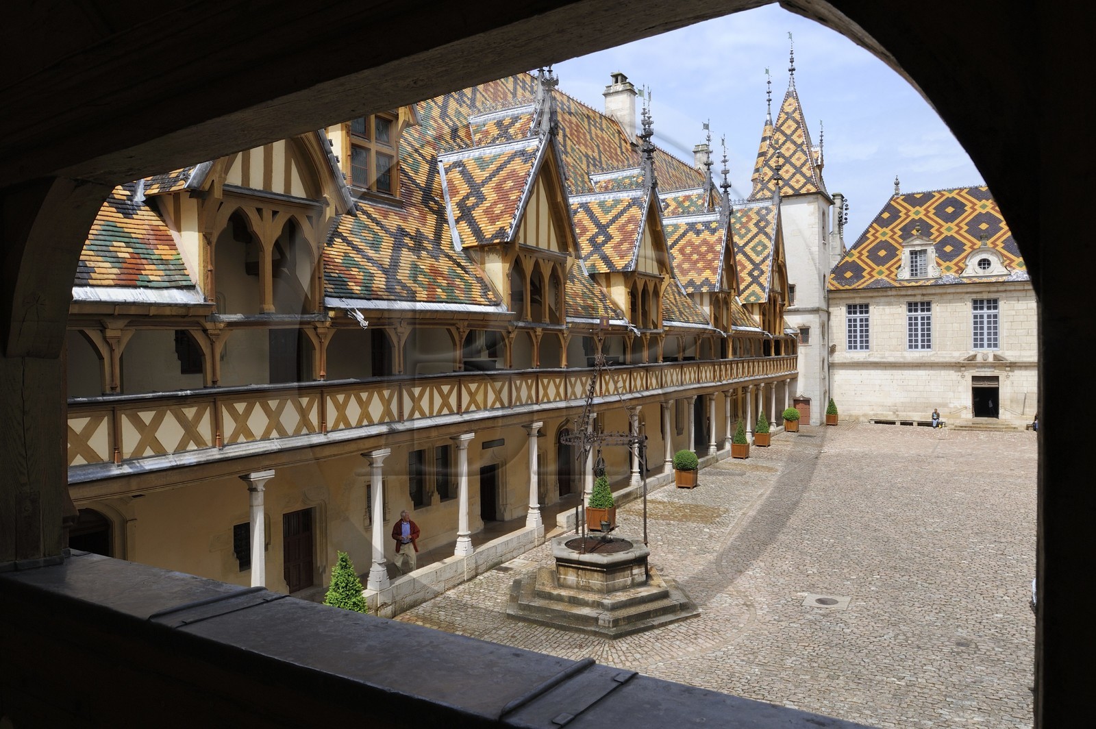 France, Côte-d'Or (21), La cour d'honneur de l'Hôtel-Dieu des Hospices de Beaune, le toit en tuiles émaillées multicolore