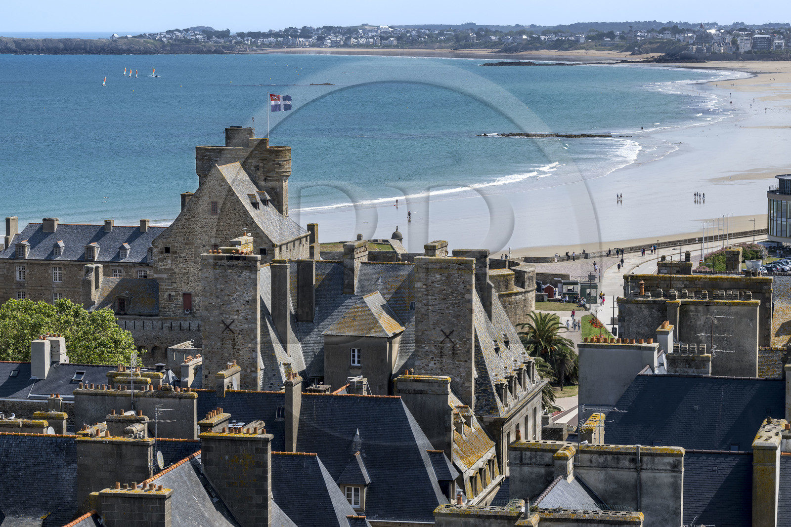 France, Ille-et-Vilaine (35), Côte d'Emeraude, Saint-Malo, les toits de la ville intra-muros, le Grand Donjon sur lequel flotte le drapeau de la ville et la grande Plage du Sillon en arrière plan