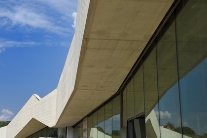 France, Dordogne (24), Montignac, Centre International de l'Art pariétal de Montignac-Lascaux (Lascaux 4) conçu par l'agence norvégienne d'architecture Snøhetta, la façade