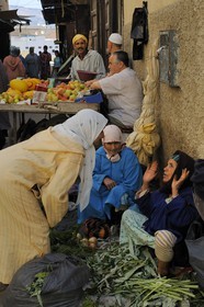 Maroc, Moyen Atlas, Fès, ville impériale, médina classée Patrimoine Mondial de l'UNESCO, Fès el Bali, quartier des Andalous, petits commerces de fruits et légumes