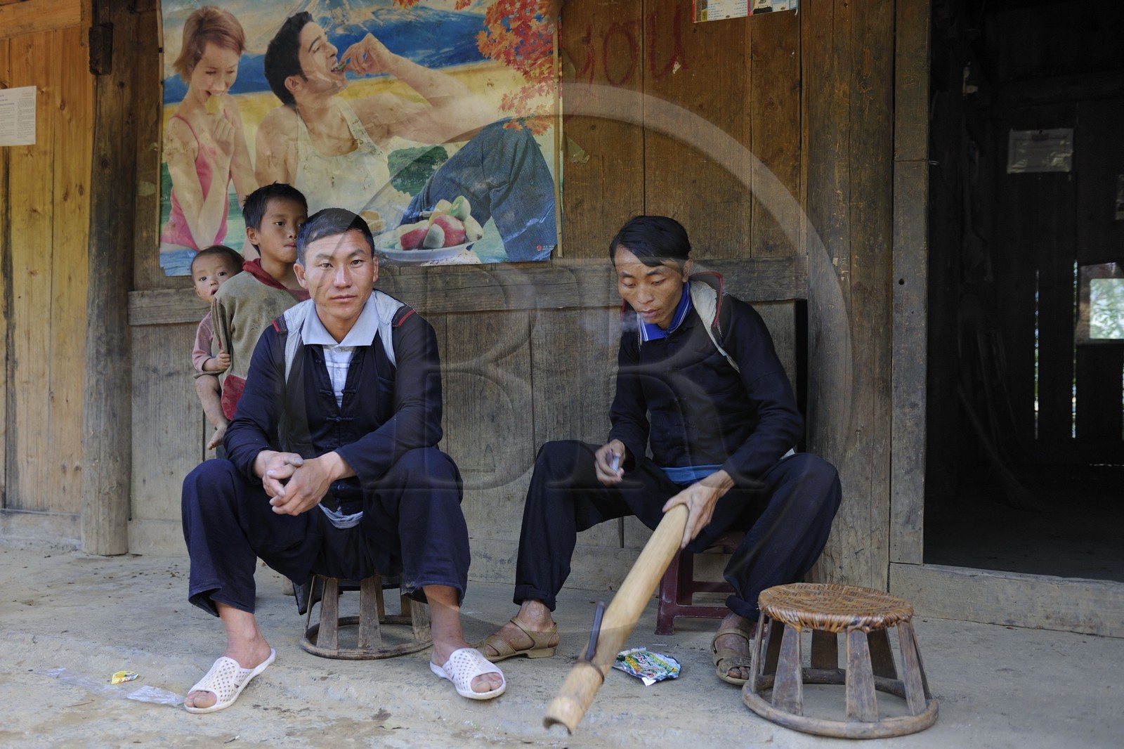 Vietnam, Lao Cai province, Sapa district, farmers from the Black Hmong minority group smoking the waterpipe bang