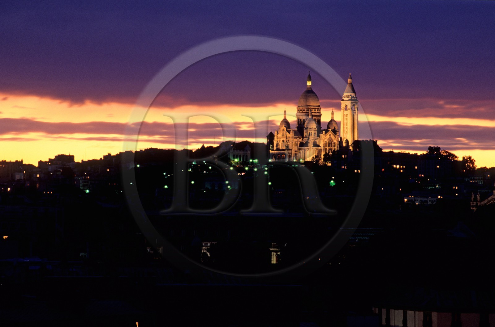 France, Paris (75), le Sacré-Coeur et Montmartre vus du quai de Jemmapes