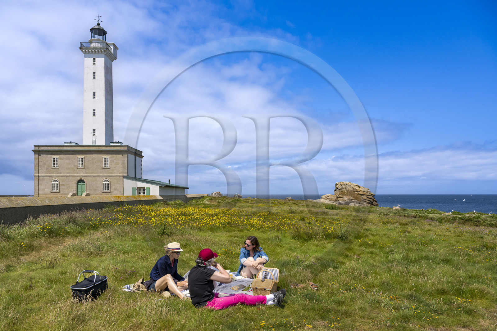 France, Finistère (29), Pays des Abers, Ile Vierge dans l'archipel de Lilia, picnic au pied du phare de l'Ile Vierge, l’ancien phare de 1845 en arrière plan