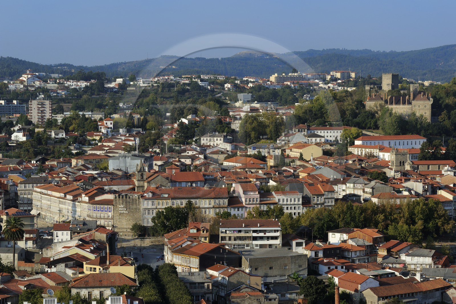 Portugal, région du Minho, Guimaraes, ville classée Patrimoine Mondial de l' UNESCO, la vieille ville dominée par le Chateau