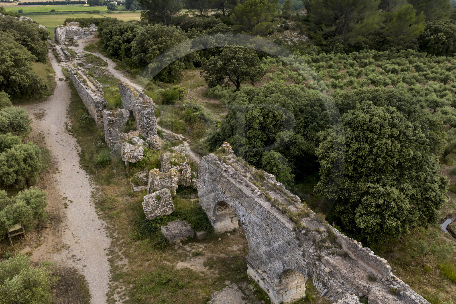 France, Bouches-du-Rhône (13), Fontvieille, chemin de Caparon, vestiges gallo-romain de l'Aqueduc de Barbegal, aqueduc qui a été doublé pour alimenter les 16 moulins de la meunerie de Barbegal au IIème siècle (vue aérienne)
